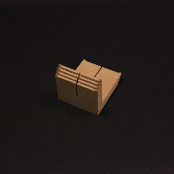 Vier Holzelemente mit Schlitz